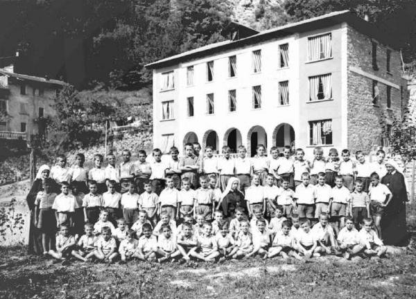 prestine_1949_coloniasacrafamiglia_gruppodibambini.jpg