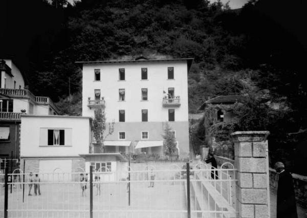 prestine_1952_casaparrocchiale_campogiochi_bambinichegiocano.jpg
